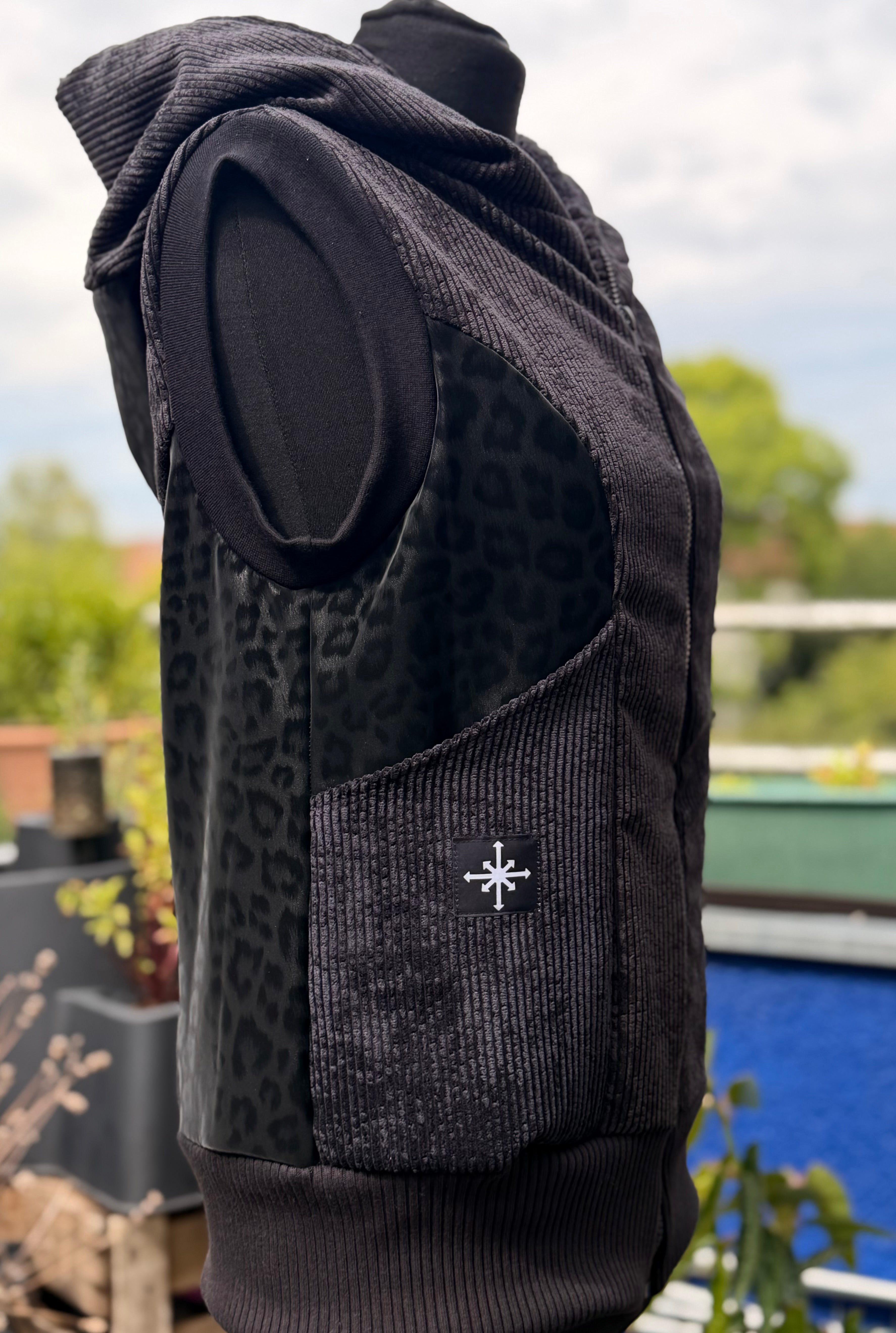 Cross Cord Weste black Leo - Chose your Patch