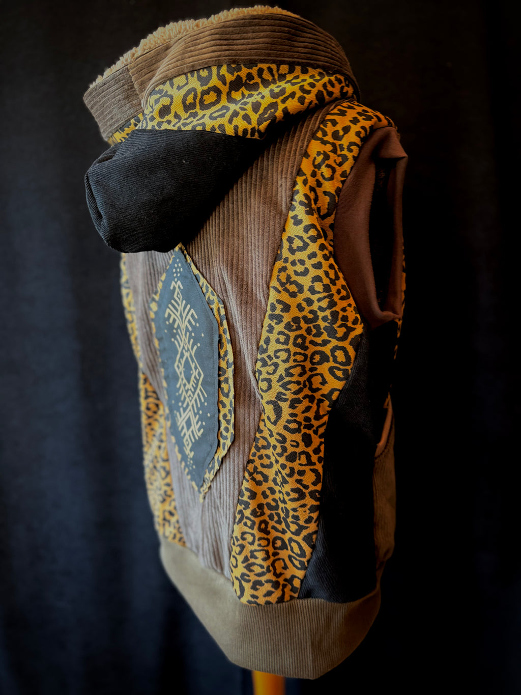 Cord Weste Braun Leo - Tribal Patch
