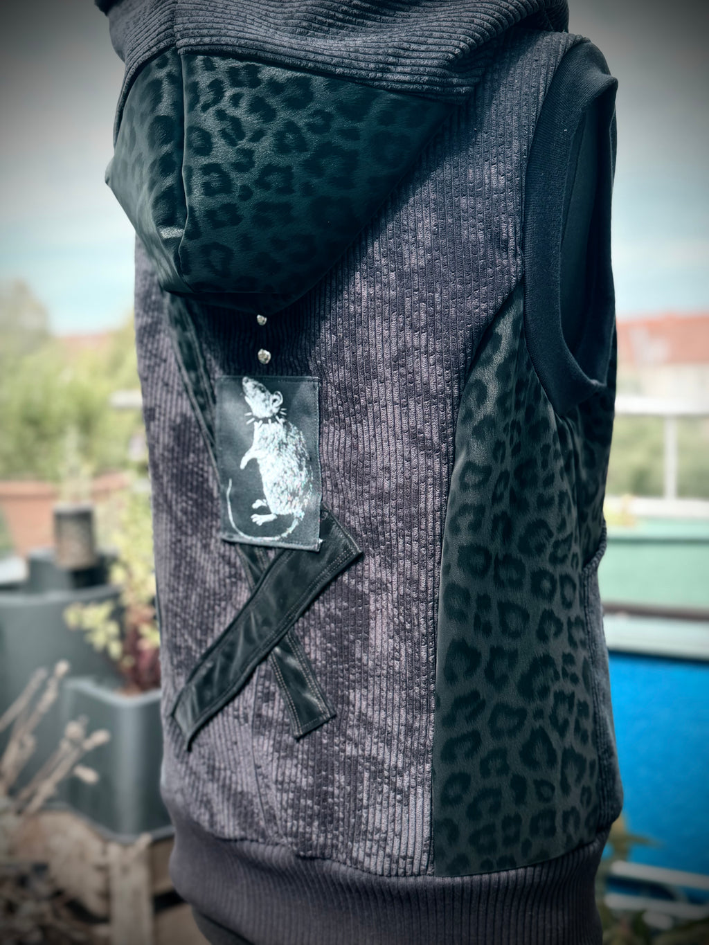 Cross Cord Weste black Leo - Chose your Patch