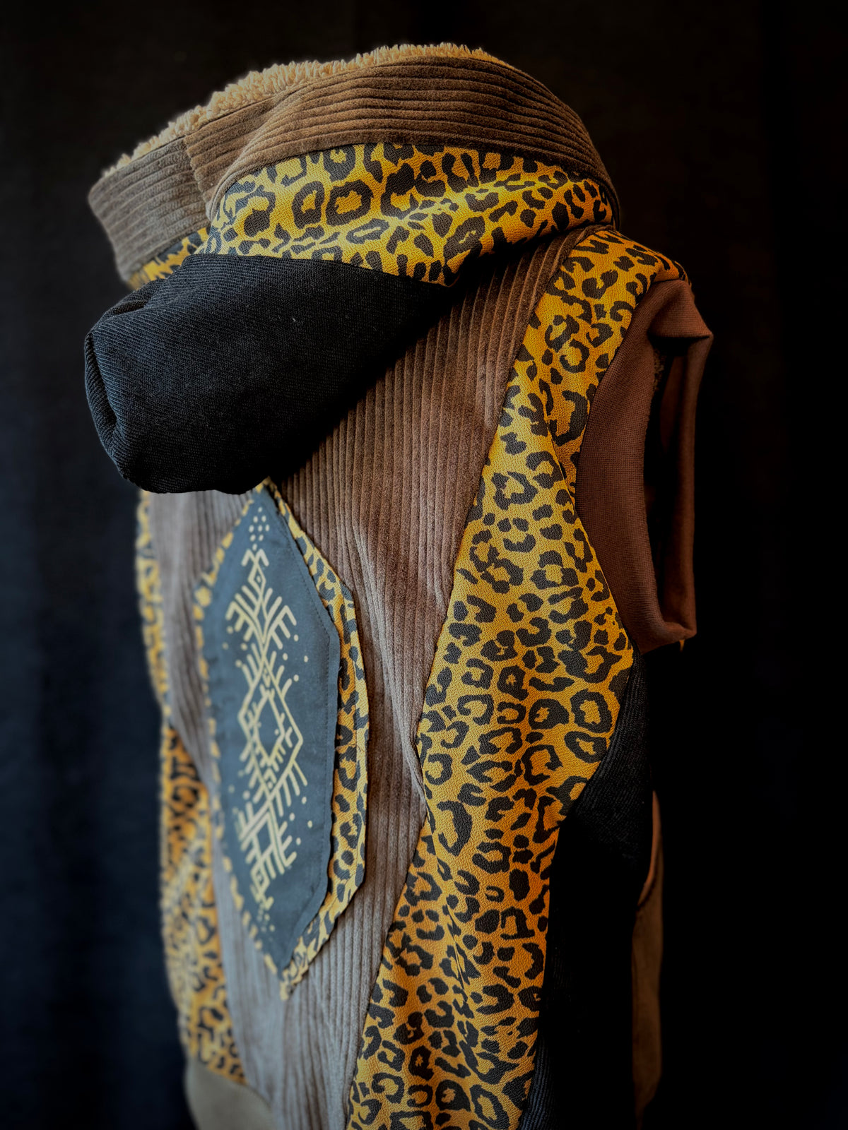 Cord Weste Braun Leo - Tribal Patch