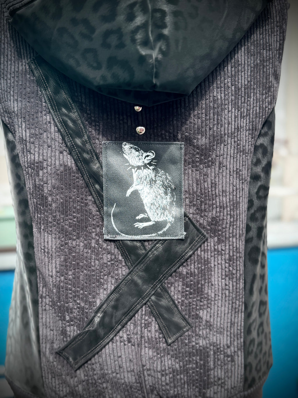 Cross Cord Weste black Leo - Chose your Patch