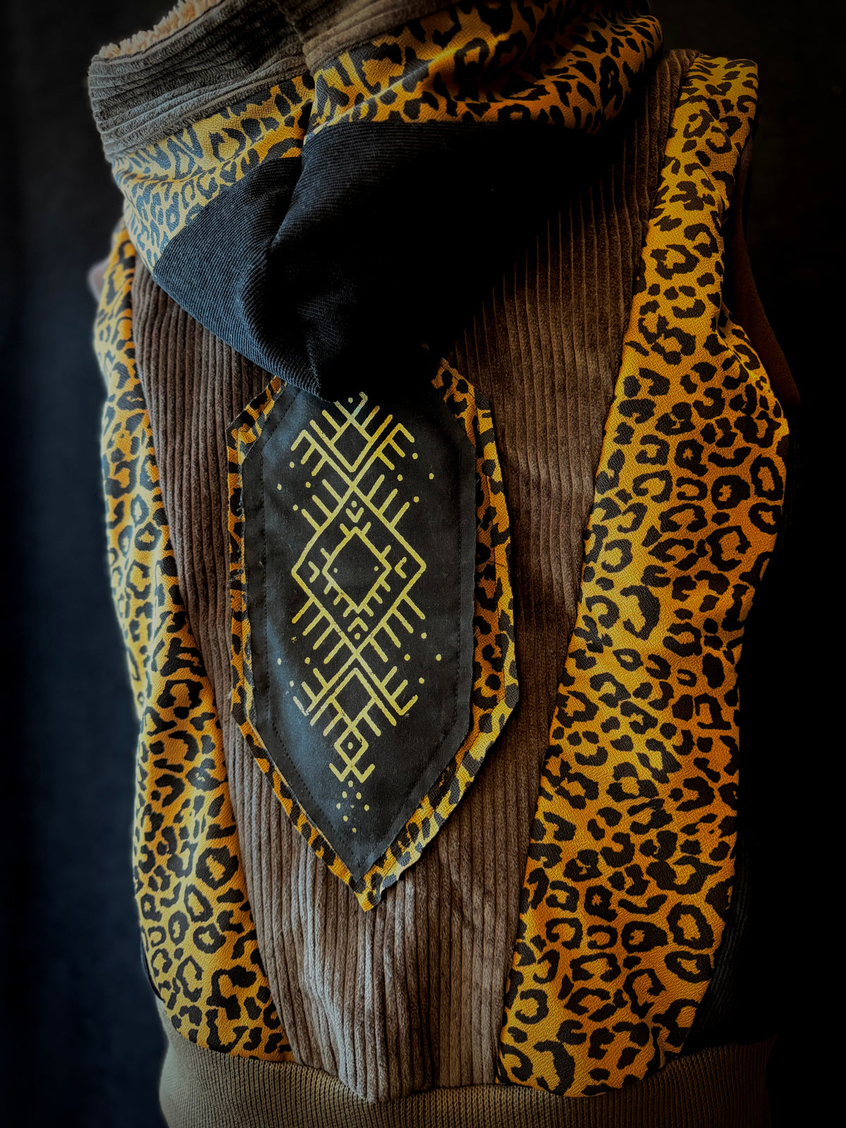 Cord Weste Braun Leo - Tribal Patch