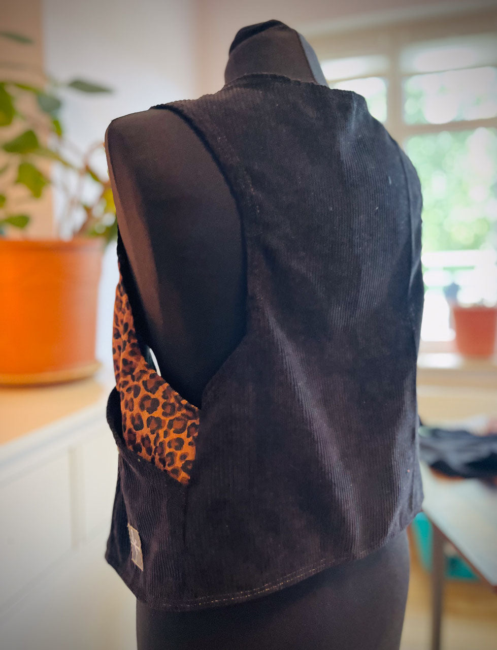 Sommerveste Schwarz Cord Leo Seitenteile