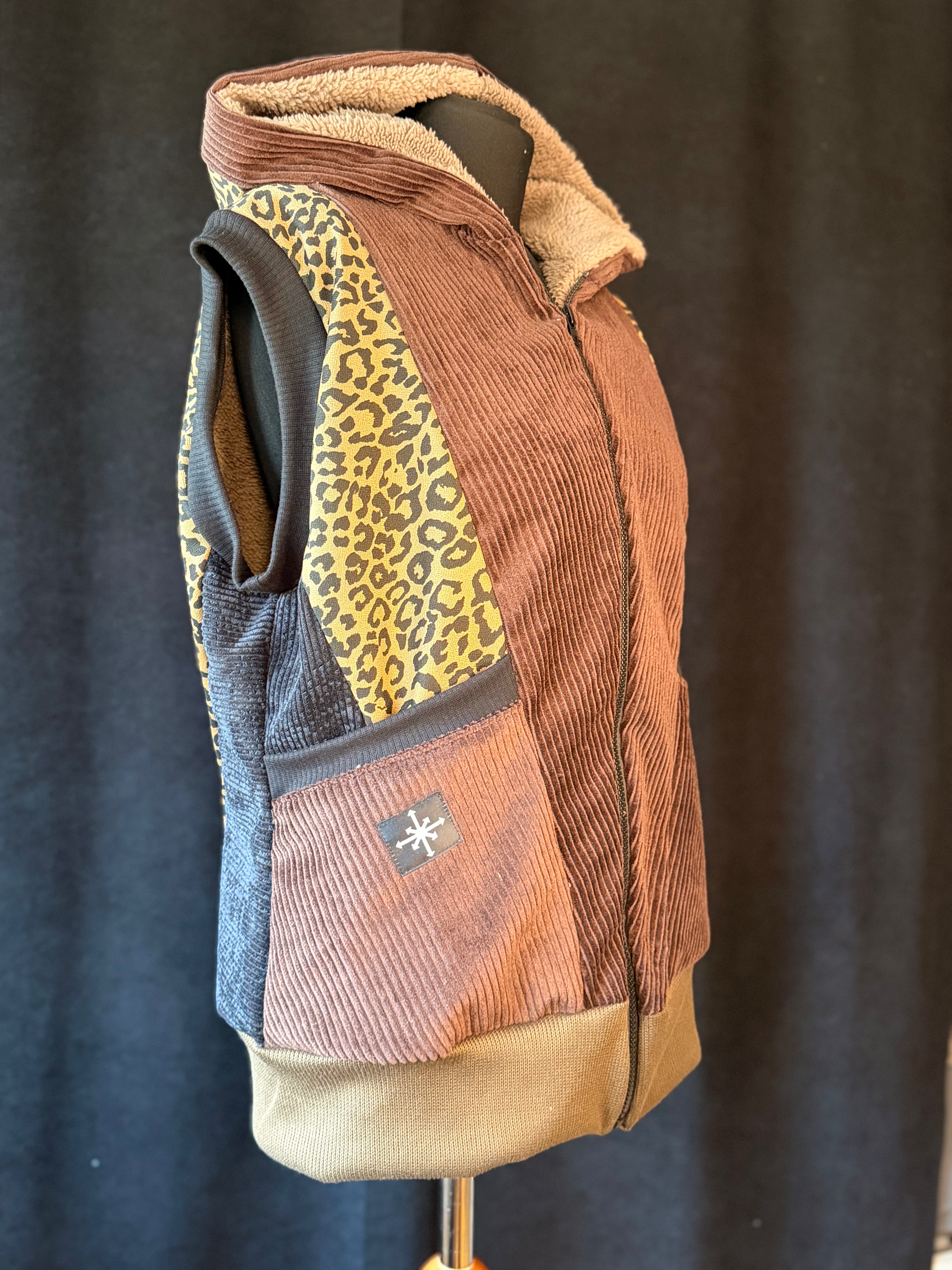Cord Weste Braun Leo - Tribal Patch